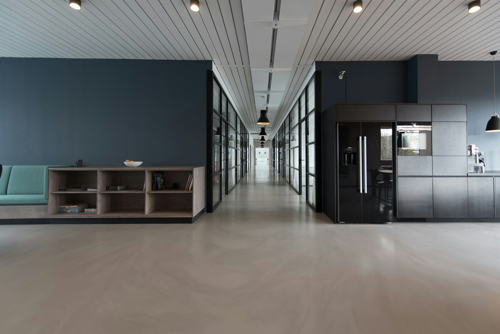 Moderne Büro- und Technikumgebung der Amvesko GmbH